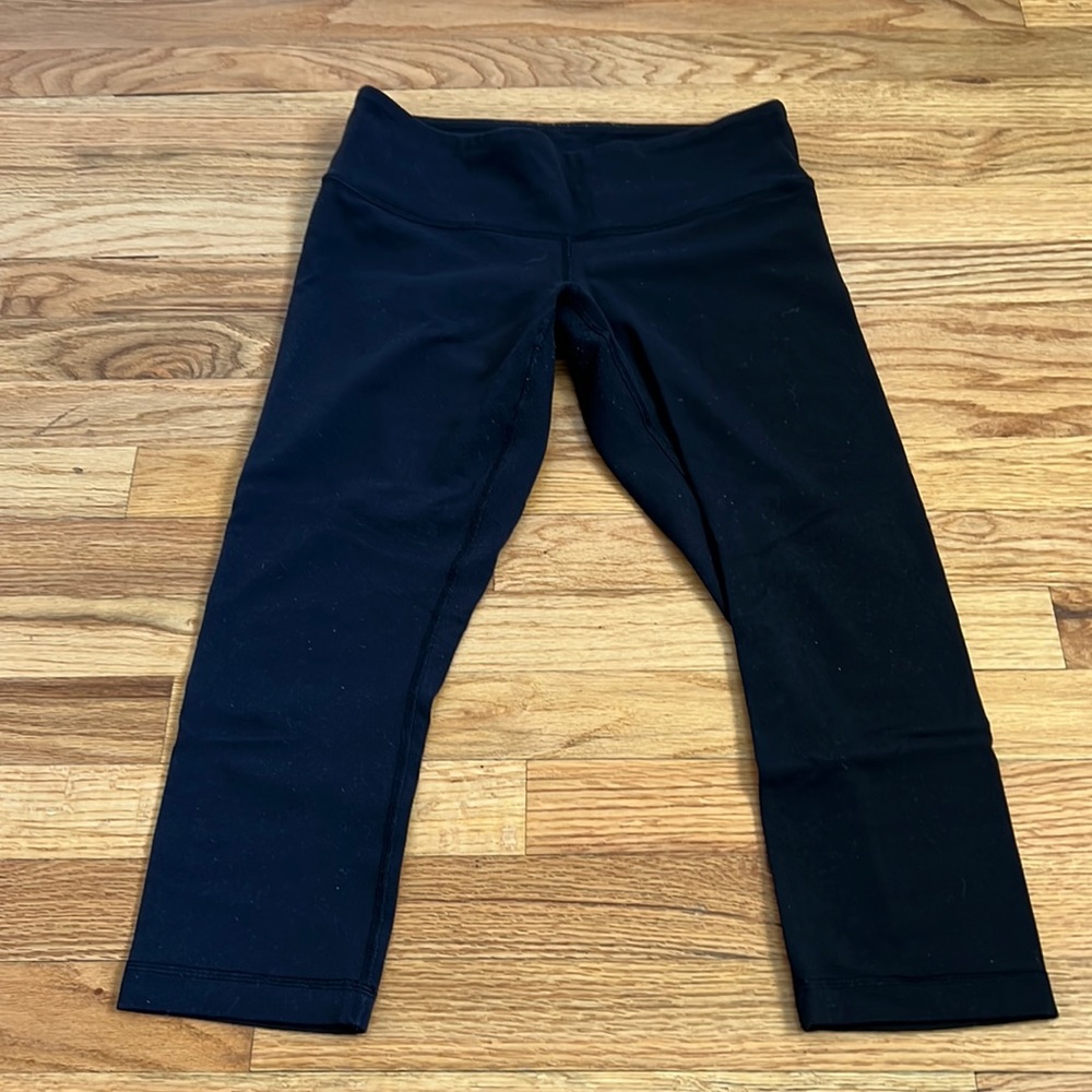 Lulu lemon black leggings, size 6/8, mid rise.
